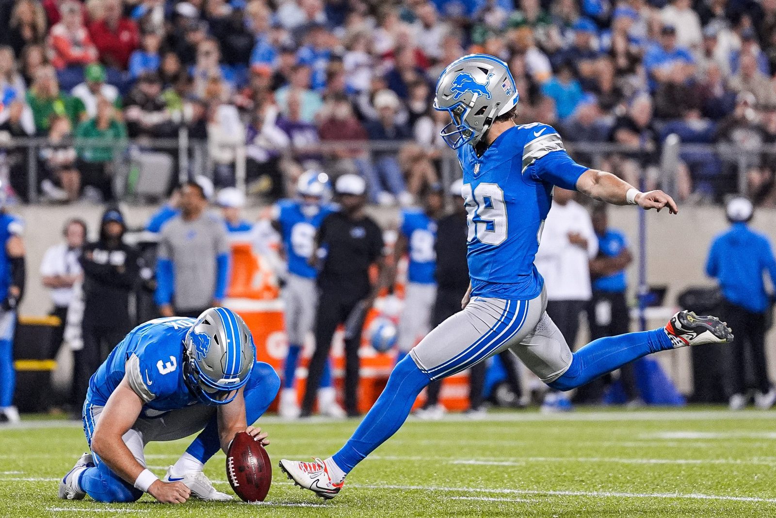 Jake Bates kicks extra point for Detroit Lions