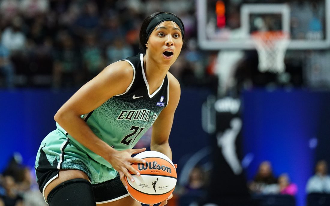 Aug 1, 2025; Uncasville, Connecticut, USA; New York Liberty forward Isabelle Harrison (21) looks to pass the ball against the Connecticut Sun in the second half at Mohegan Sun Arena. Mandatory Credit: David Butler II-Imagn Images