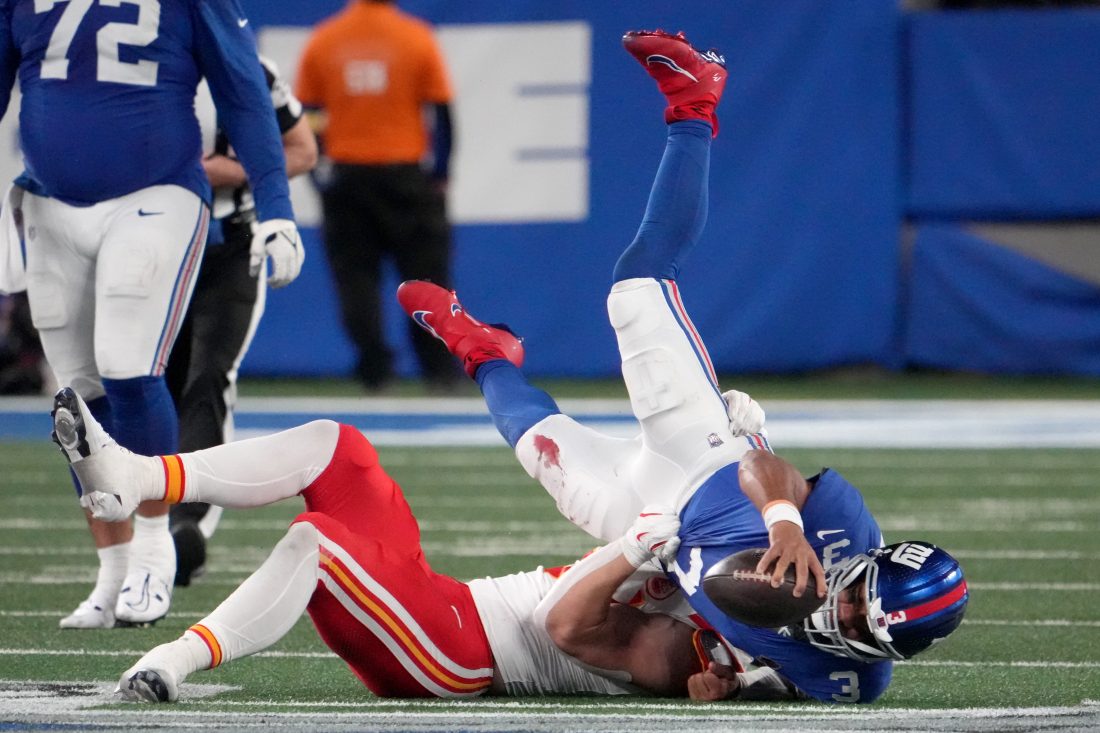 Leo Chenal (54) defends against New York Giants quarterback Russell Wilson (3) in the fourth quarter at MetLife Stadium. Mandatory Credit: Robert Deutsch-Imagn Images