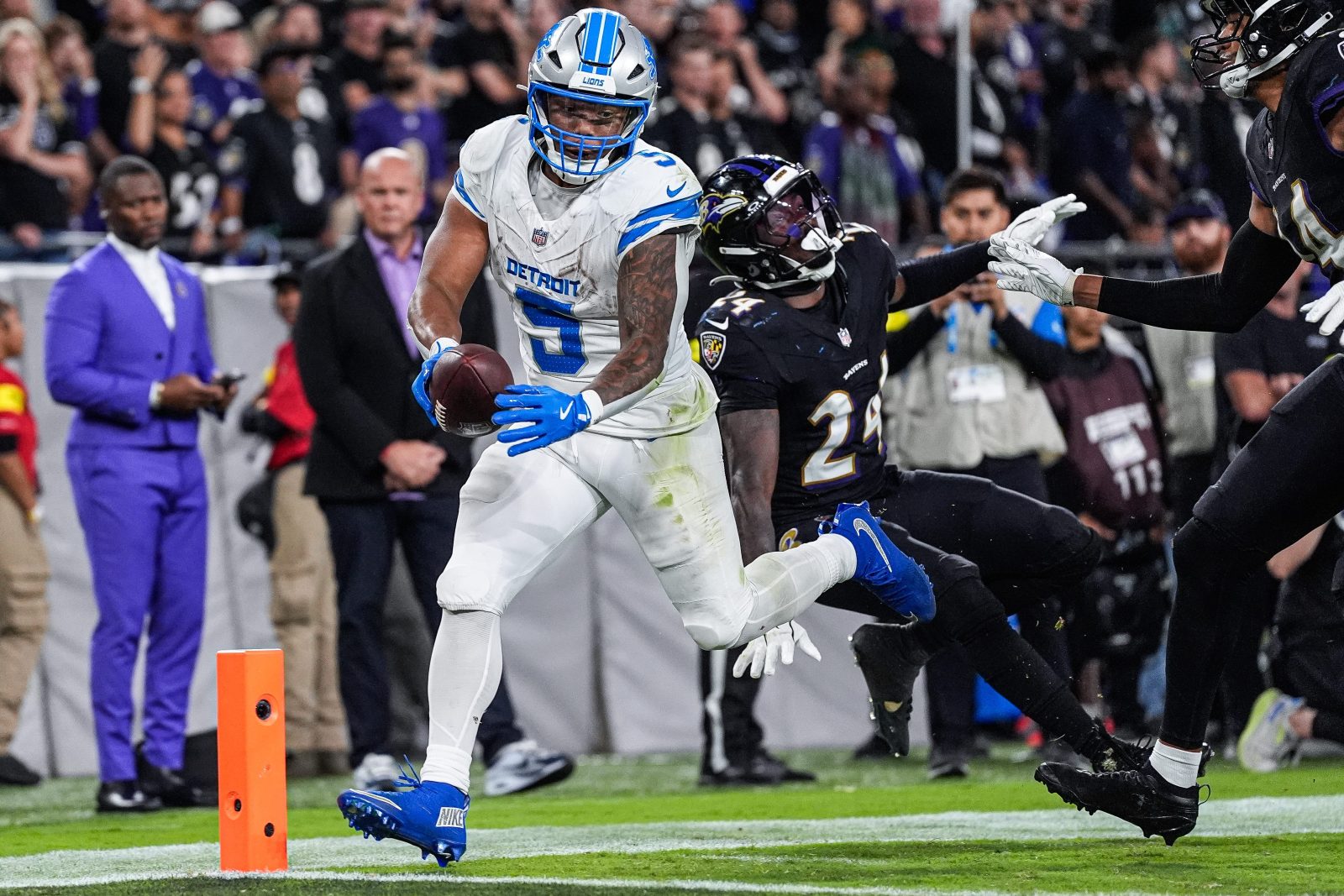 Detroit Lions running back David Montgomery (5) runs for a touchdown against Baltimore Ravens safety Malaki Starks (24) during the second half at M&T Bank Stadium in Baltimore, Md. on Monday, Sept. 22, 2025.