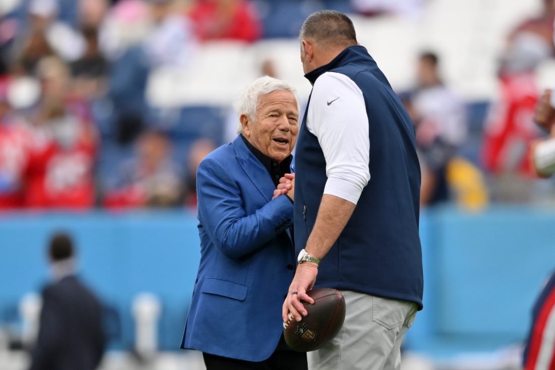 Oct 19, 2025; Nashville, Tennessee, USA; New England Patriots owner Robert Kraft shakes hands with head coach Mike Vrabel before the game between the New England Patriots and Tennessee Titans at Nissan Stadium. Mandatory Credit: Steve Roberts-Imagn Images