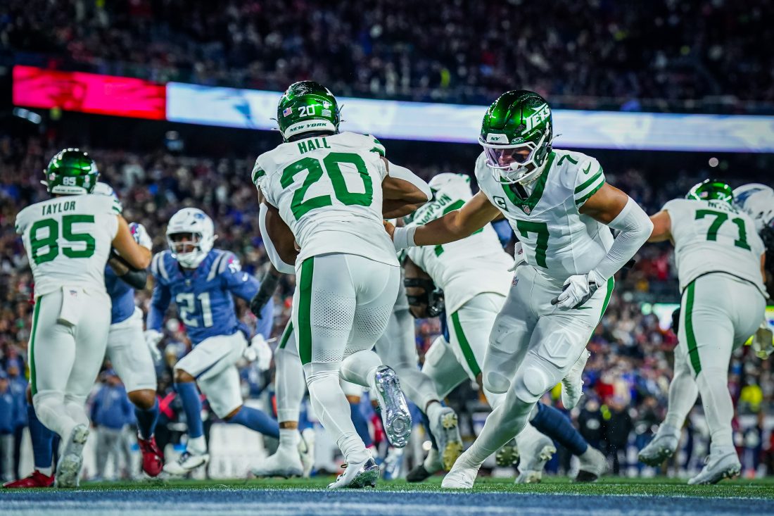 Nov 13, 2025; Foxborough, Massachusetts, USA; New York Jets quarterback Justin Fields (7) hands off the ball to running back Breece Hall (20) against the New England Patriots in the second quarter at Gillette Stadium. Mandatory Credit: David Butler II-Imagn Images