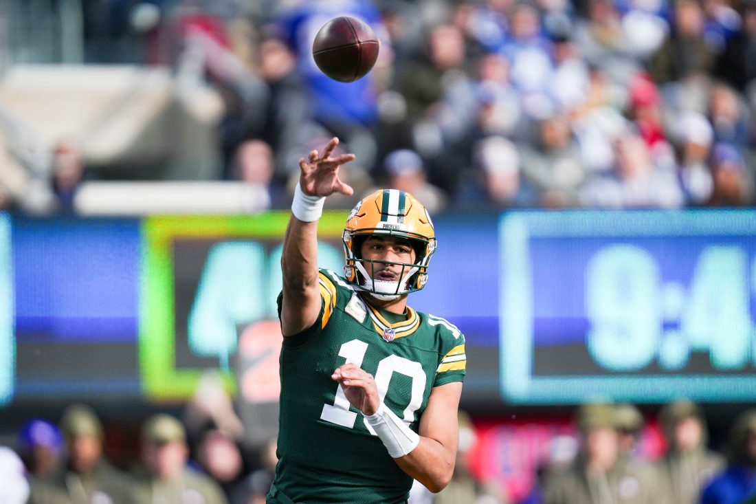 Green Bay Packers quarterback Jordan Love (10) throws the ball during a game against the New York Giants at MetLife Stadium, Nov 16, 2025, East Rutherford, NJ, USA.