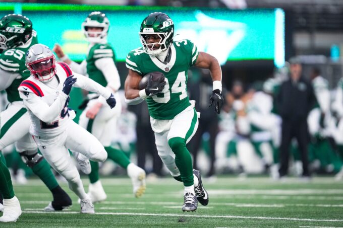 New York Jets running back Kene Nwangwu (34) runs the ball during a game against the New England Patriots at MetLife Stadium, Dec 28, 2025, East Rutherford, NJ, USA.