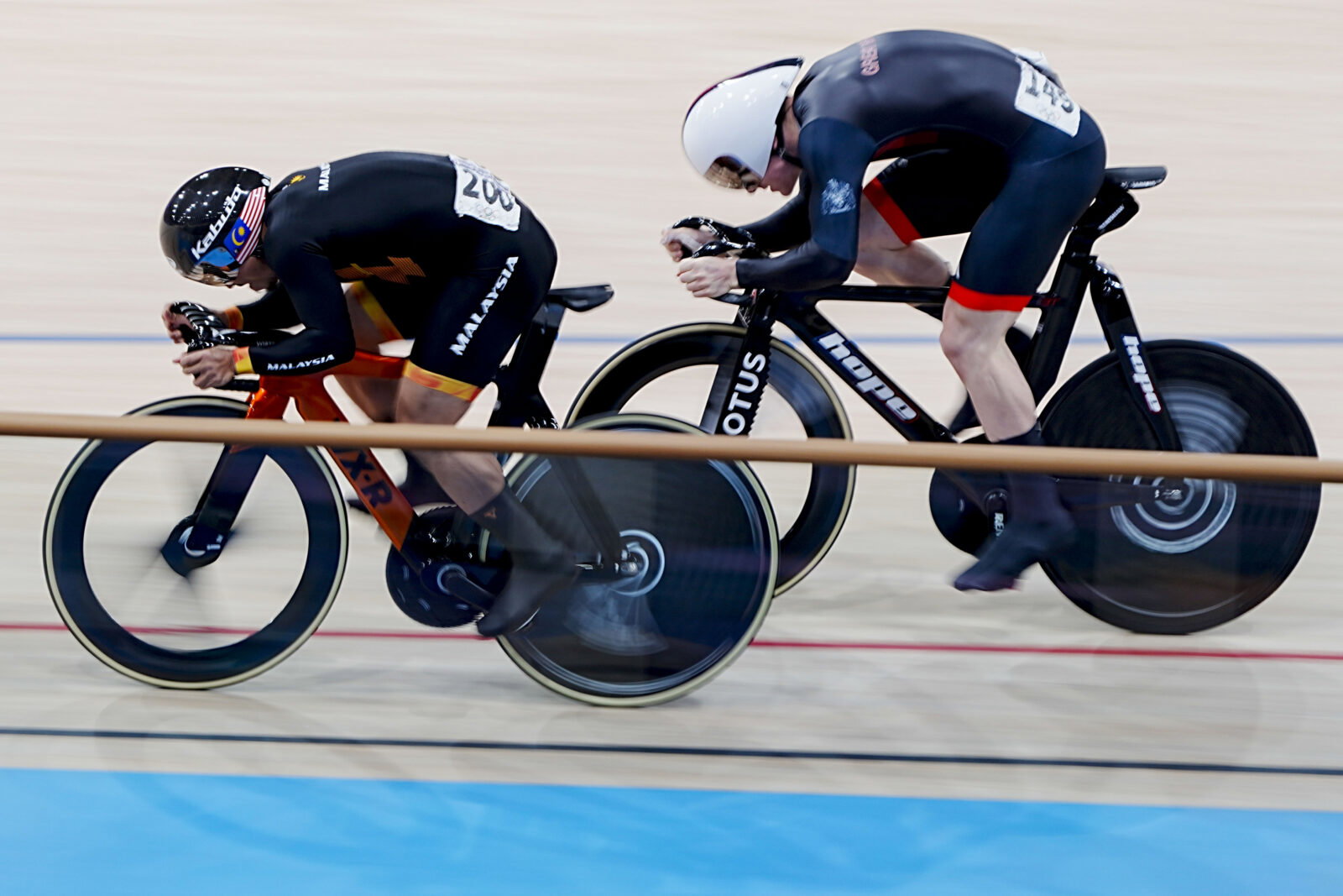 Aug 7, 2024; Montigny-le-Bretonneux, France; Mohd Azizulhasni Awang of Team Malaysia and Hamish Turnbull of Team Great Britain compete in the men’s sprint during the Paris 2024 Olympic Summer Games at Vélodrome National de Saint-Quentin-en-Yvelines. Mandatory Credit: Andrew P. Scott-USA TODAY Sports