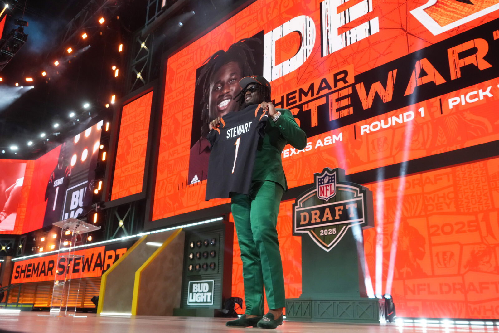 Apr 24, 2025; Green Bay, WI, USA; Texas A&M Aggies defensive end Shemar Stewart is selected by the Cincinnati Bengals as the number seventeen pick in the first round of the 2025 NFL Draft at Lambeau Field. Mandatory Credit: Kirby Lee-Imagn Images