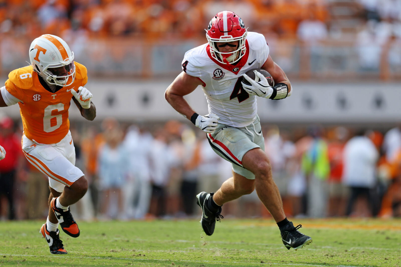 Sep 13, 2025; Knoxville, Tennessee, USA; Georgia Bulldogs tight end Oscar Delp (4) runs the ball as Georgia Bulldogs defensive back Daylen Everette (6) defends during the second half at Neyland Stadium. Mandatory Credit: Alan Poizner-Imagn Images