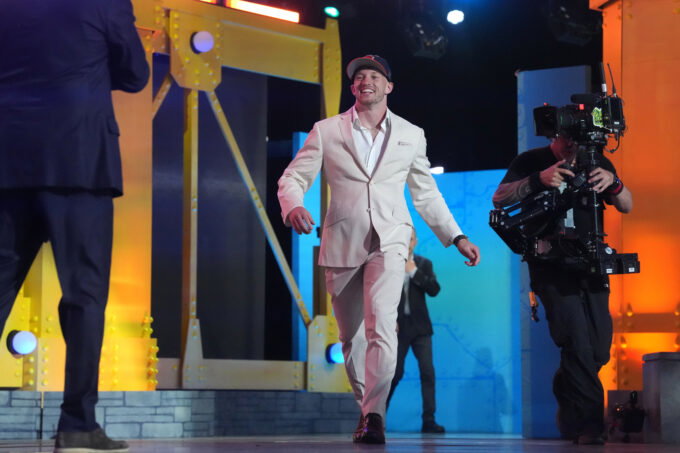 Apr 23, 2026; Pittsburgh, PA, USA; Oregon Ducks defensive back Dillon Thieneman is selected by the Chicago Bears as the number 25 pick during the 2026 NFL Draft at Acrisure Stadium. Mandatory Credit: Kirby Lee-Imagn Images