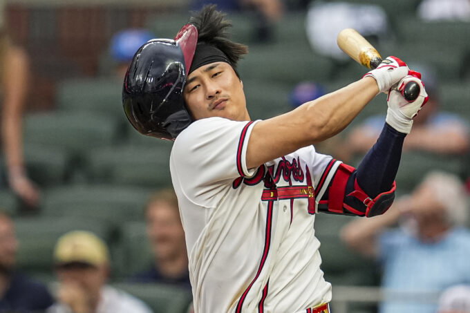 May 24, 2026; Cumberland, Georgia, USA; Atlanta Braves shortstop Ha-Seong Kim (7) loses his helmet as he strikes out against the Washington Nationals during the seventh inning at Truist Park. Mandatory Credit: Dale Zanine-Imagn Images