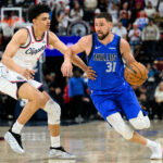 Apr 7, 2026; Inglewood, California, USA; Dallas Mavericks guard Klay Thompson (31) drives the ball while under pressure from Los Angeles Clippers guard Kobe Sanders (4) during the second half at Intuit Dome. Mandatory Credit: William Liang-Imagn Images