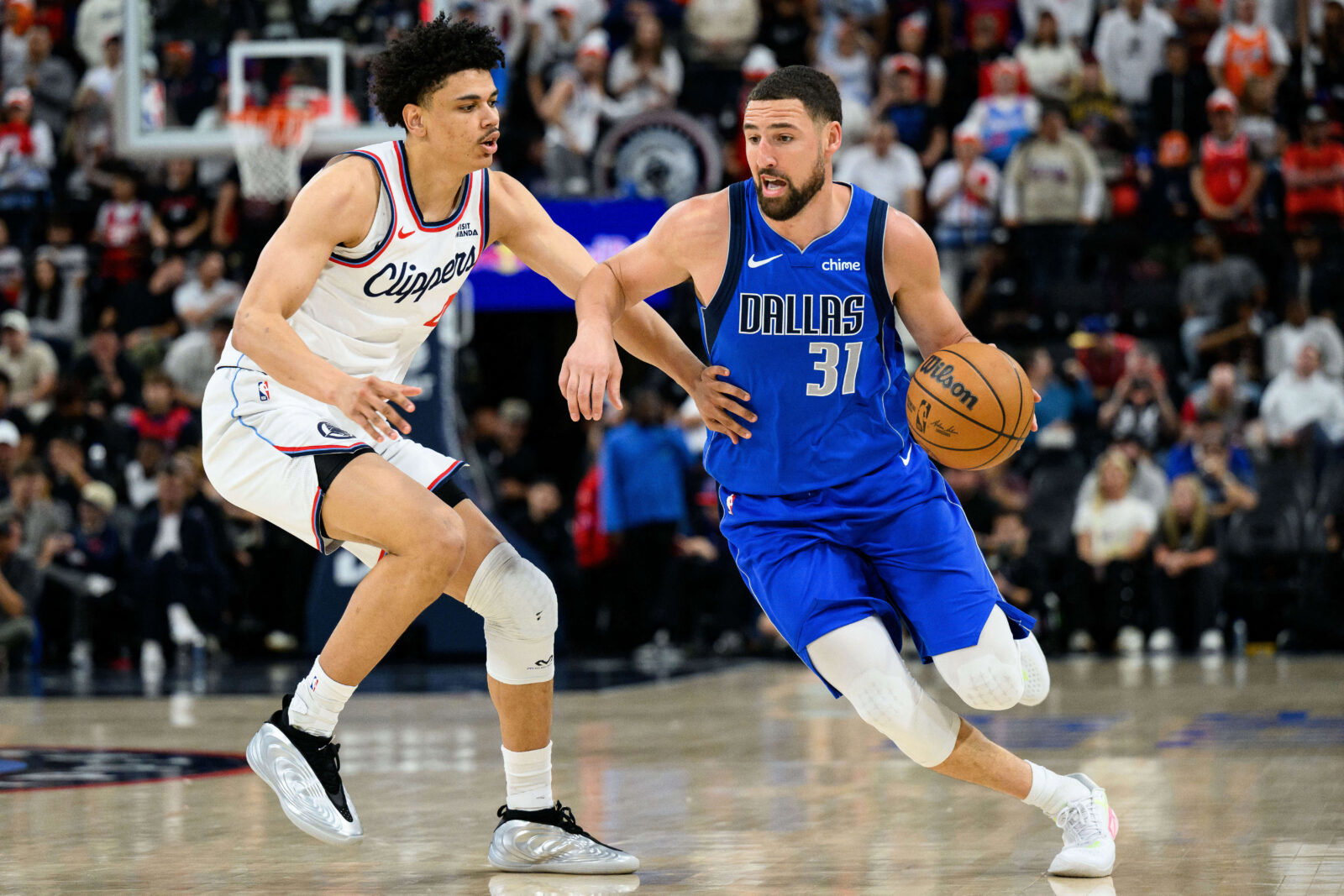 Apr 7, 2026; Inglewood, California, USA; Dallas Mavericks guard Klay Thompson (31) drives the ball while under pressure from Los Angeles Clippers guard Kobe Sanders (4) during the second half at Intuit Dome. Mandatory Credit: William Liang-Imagn Images