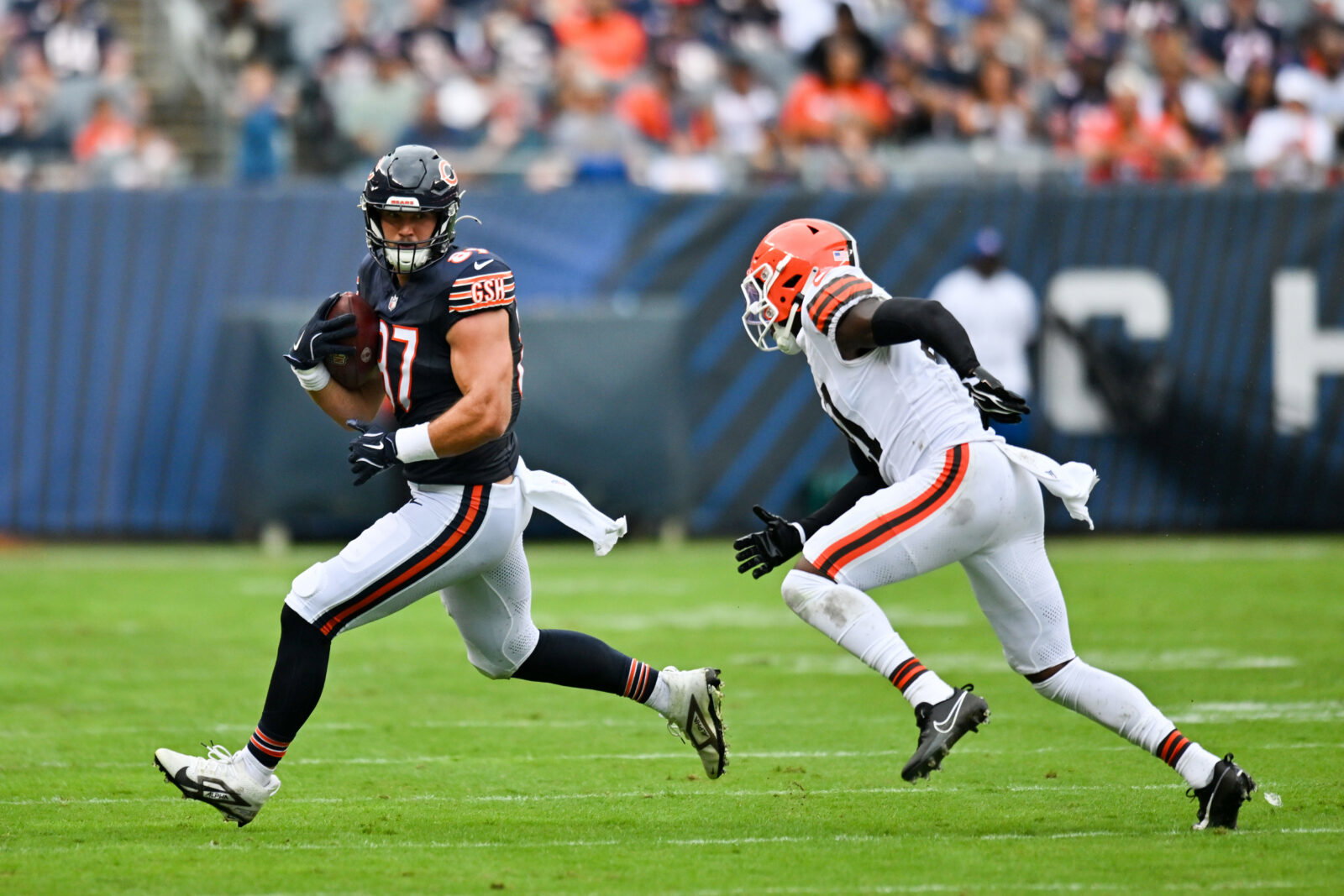 Aug 15, 2026; Chicago, Illinois, USA; Chicago Bears tight end Sam Roush (87) runs the ball against the Cleveland Browns during the first half at Soldier Field. Mandatory Credit: Patrick Gorski-Imagn Images