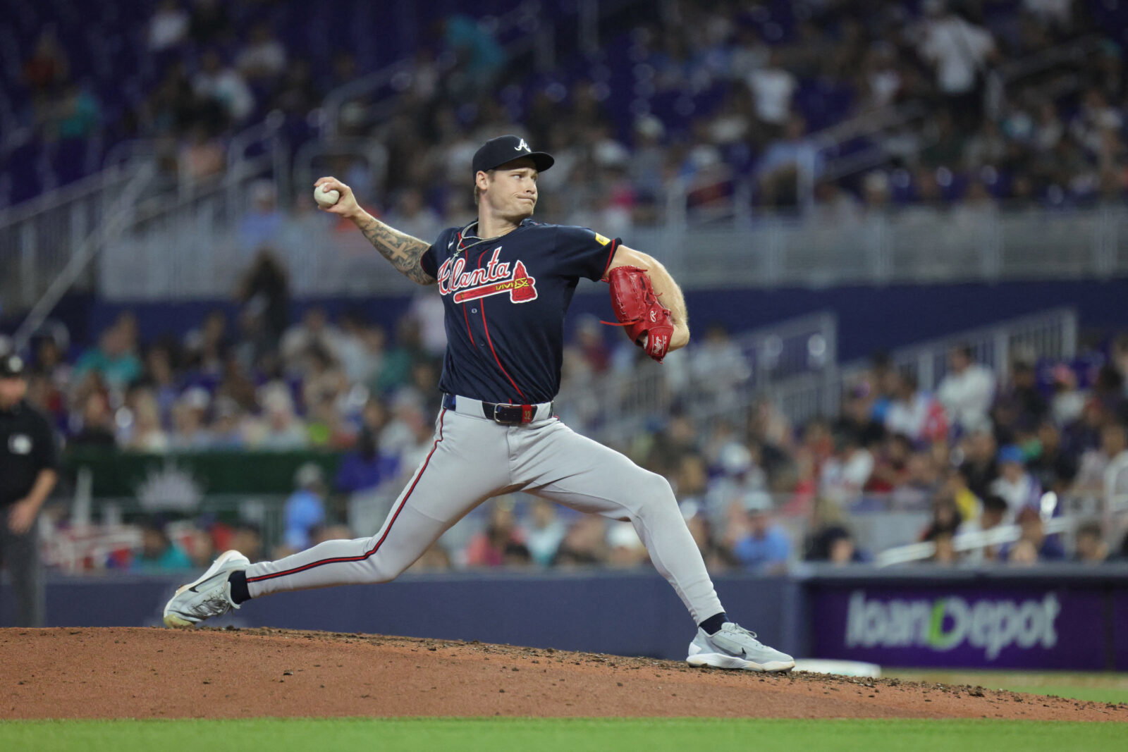 Sep 27, 2026; Miami, Florida, USA; Atlanta Braves starting pitcher Aj Smith-Shawver (32) pitches during the sixth inning against the Miami Marlins at loanDepot Park. Mandatory